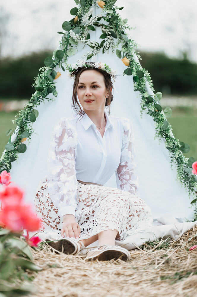 Portré fotózás a tulipánosban Anya fotózása a tulipánosban virágkoszorúval a fején