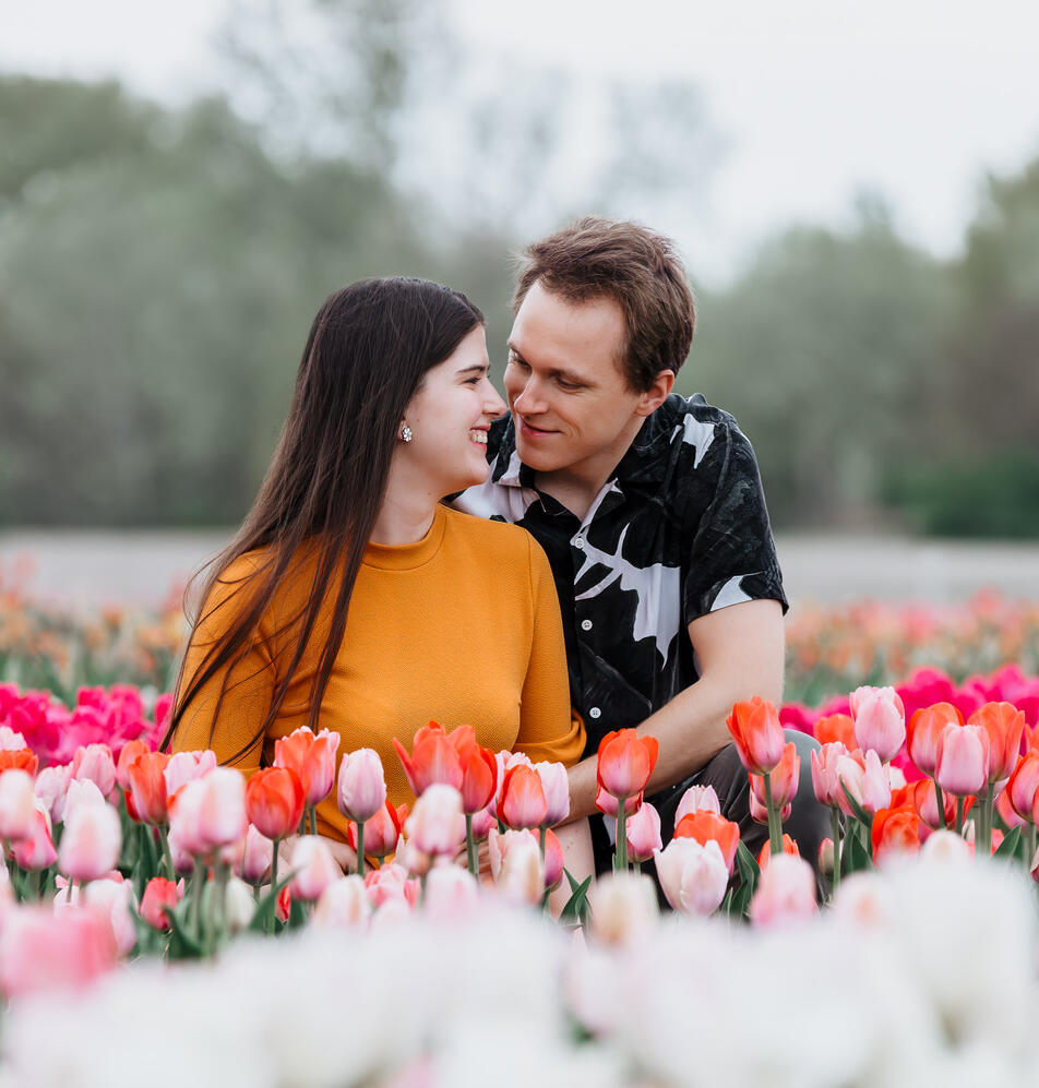 Szabadtéri páros fotózás a tulipánosban Győr közelében Szerelmes pár fotózása a tulipánosban tavasszal