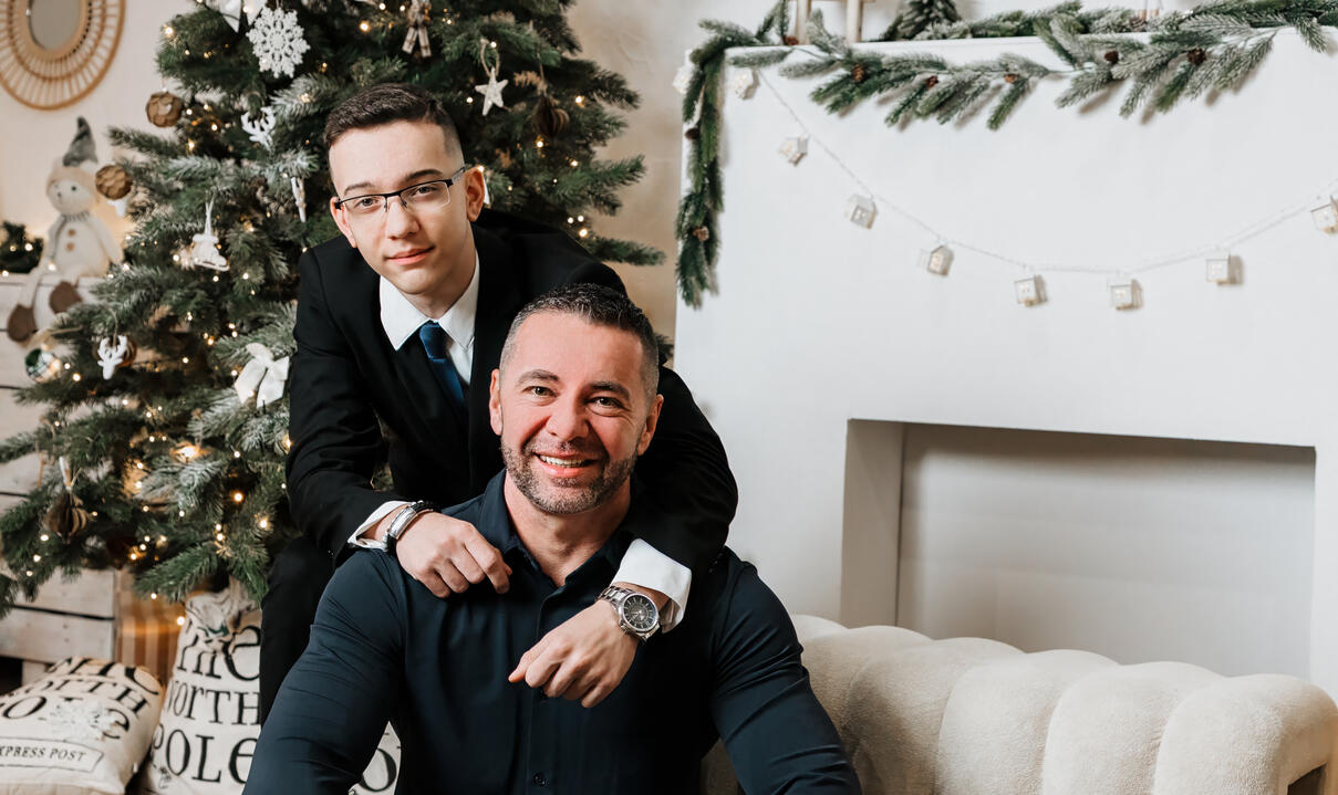 Stúdiós karácsonyi családi fotózás Győrben Apa és fia karácsonyi díszek közt Győrben